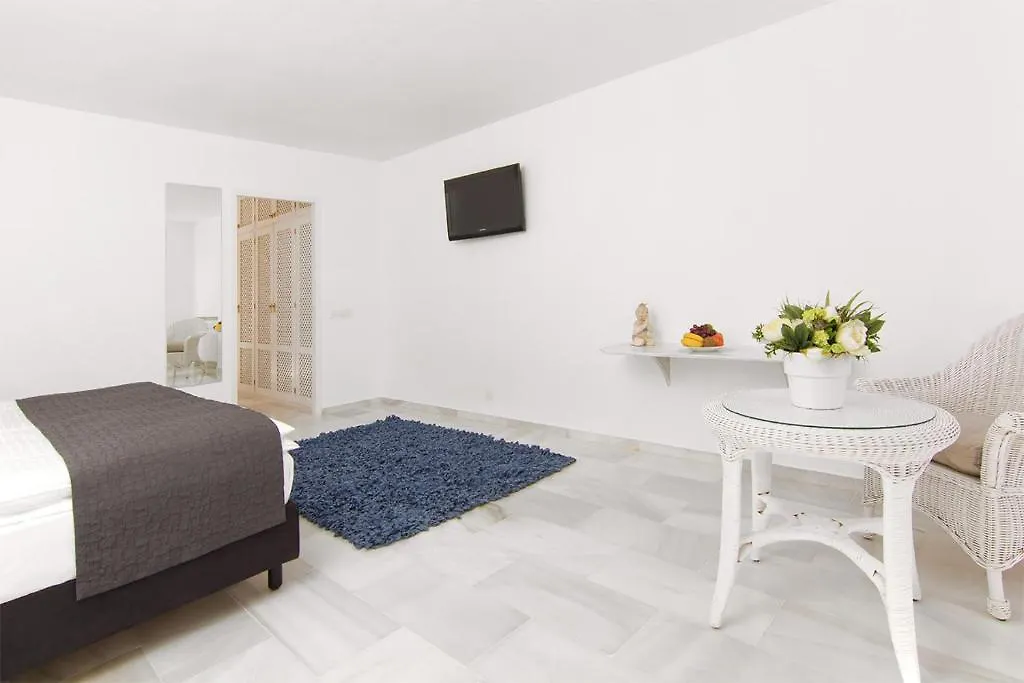 Hotel Village Кала-Ваделья